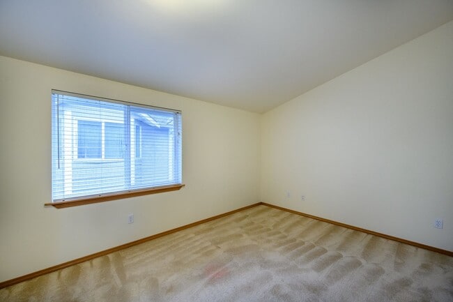 Building Photo - Lake City Living at Its Best Spacious 3BR Townhome with Garage & Easy I-5 Access