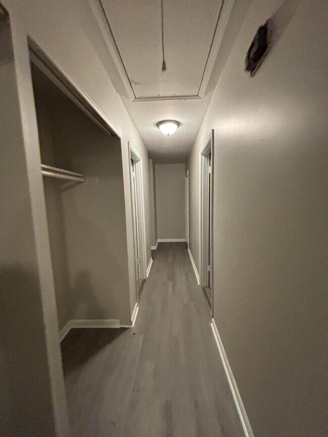 Building Photo - 2458 Leslie Cir