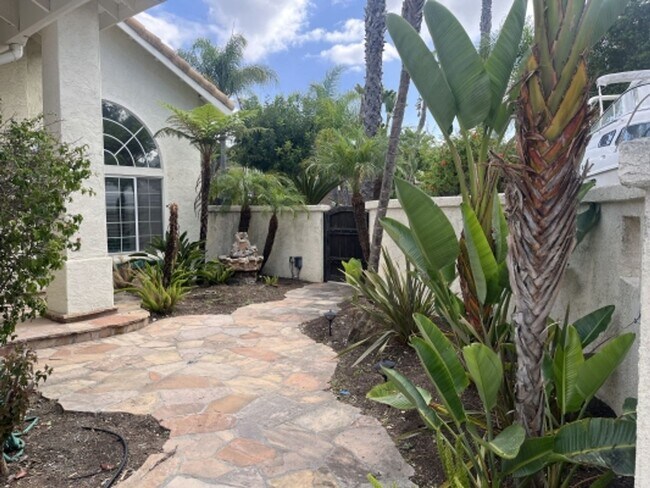 Building Photo - Stunning 4 bedroom Home with a Pool locate...