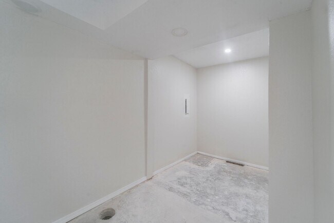 Building Photo - Opportunity Knocking with this HUGE home available for Rent to Own or Lease!