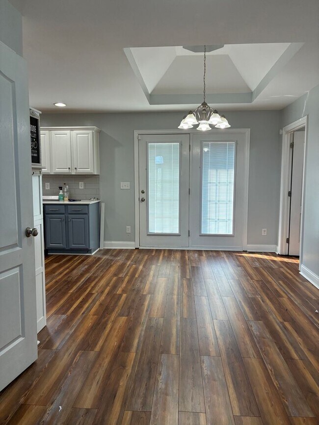 Building Photo - **Summer Ending BUT This Home is HOT**