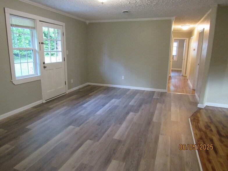 Building Photo - 2215 Macy Ave