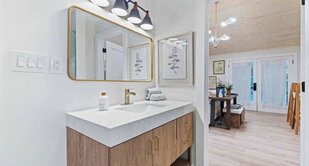 Building Photo - 33 Santana Dr