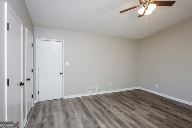 Building Photo - 5642 Riverside Dr