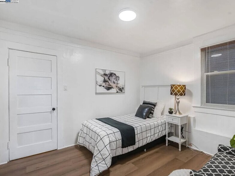 Building Photo - 475 Newton Ave