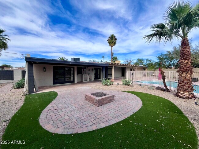 Building Photo - 2129 E Huntington Dr