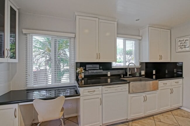 Building Photo - CHARMING, BRIGHT & AIRY HOME ON LARGE CORN...