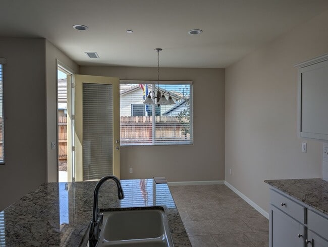Building Photo - Modern and well appointed home in Clovis, ...
