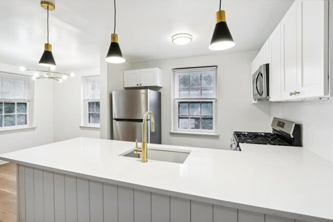 Building Photo - 2825 W Queen Ln