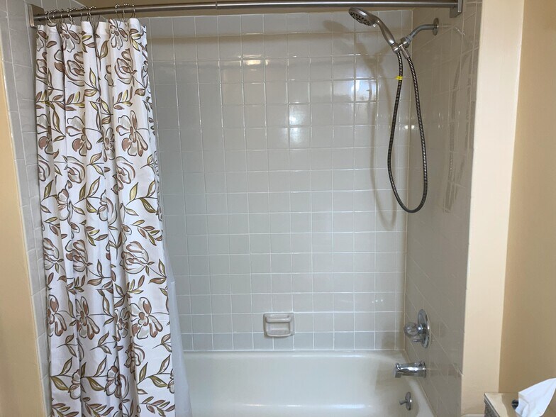 Upstairs Bathroom - 2033 Oak Meadow Cir