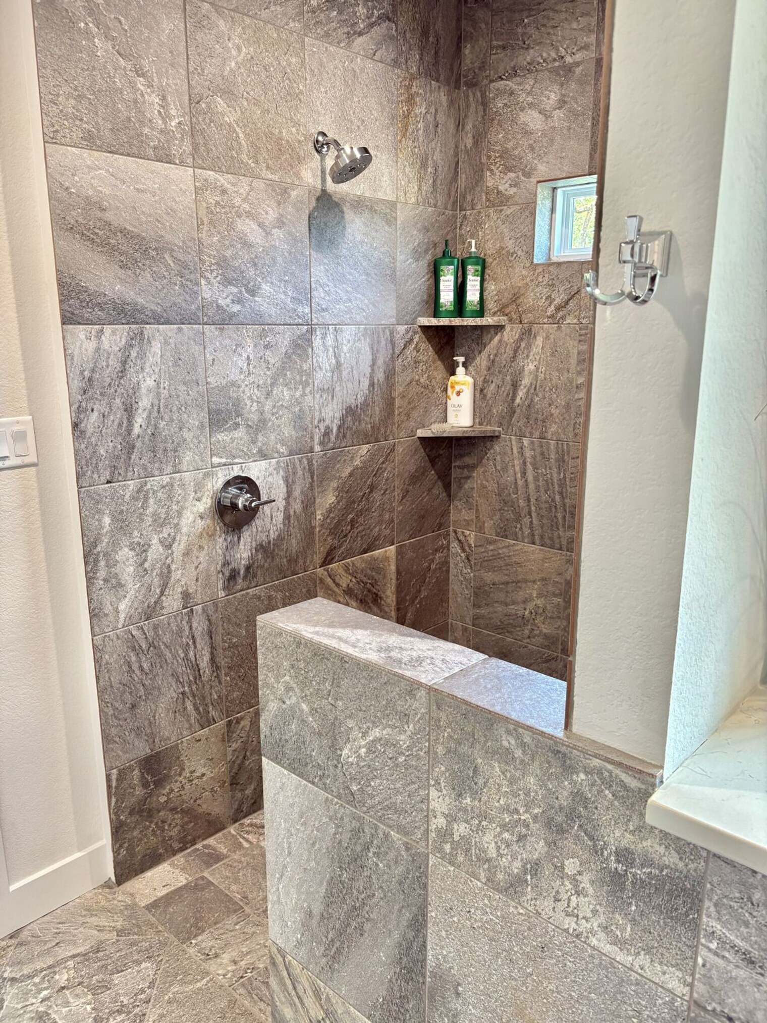 Building Photo - 401 W Brookside Dr