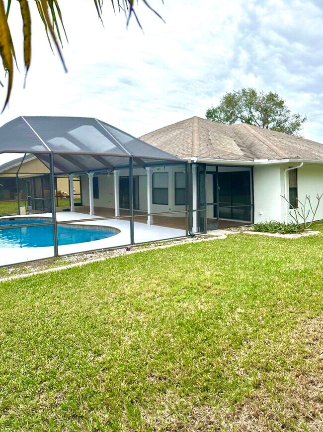 Building Photo - 5400 NW Emblem St