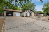 Building Photo - 2/1 in Central Austin with Garage & Private Yard