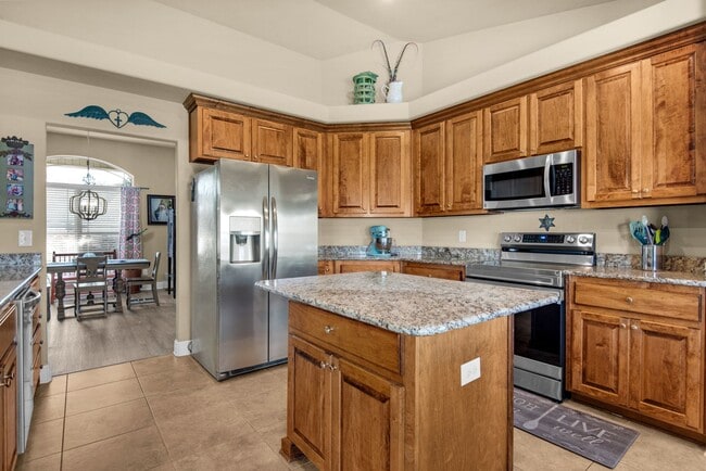 Building Photo - Splash in with a4/2 pool home in Holly-Cli...