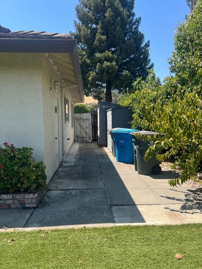 Building Photo - 142 Hillview Dr