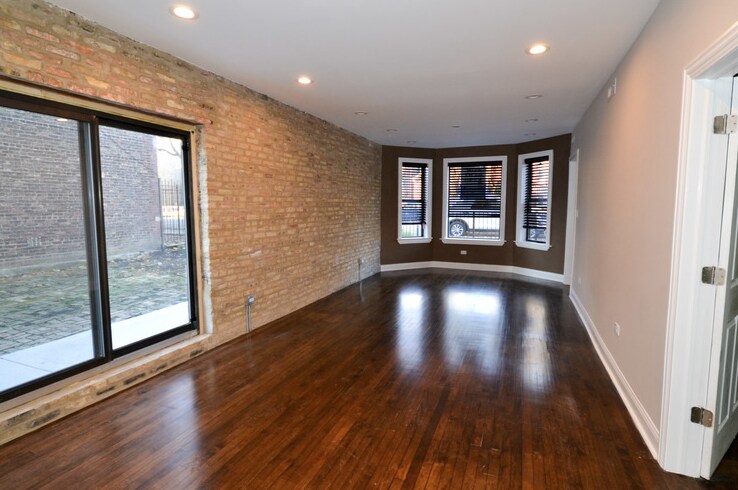 Primary Photo - 2013 N Hoyne Ave