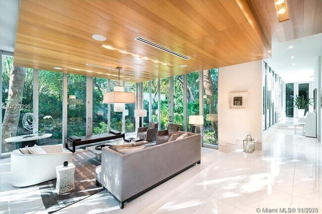 Building Photo - 3503 Banyan Cir