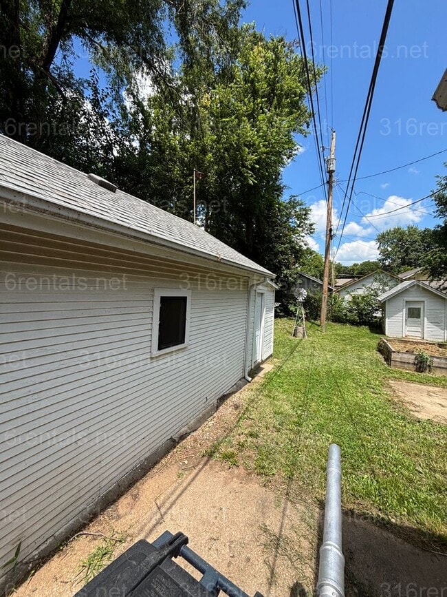 Building Photo - Two bed one bath available NOW!