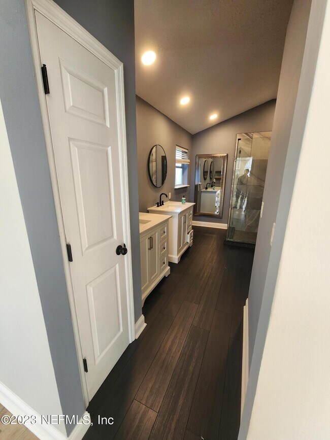Building Photo - 2071 Thornhill Drive