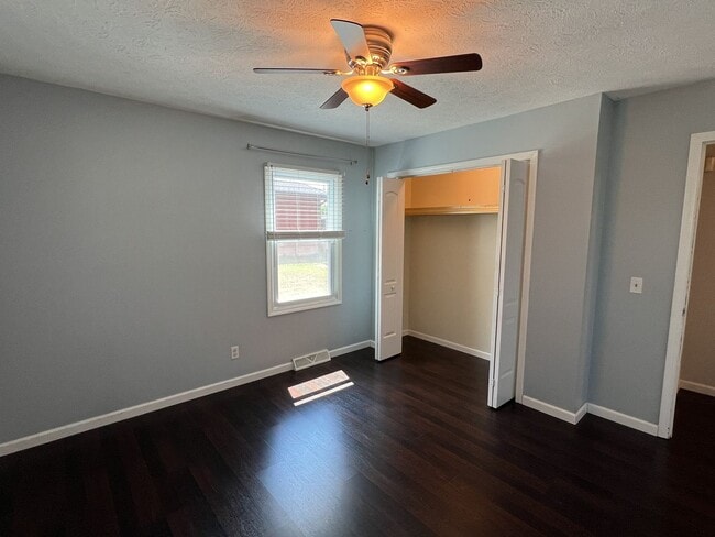 Building Photo - 3 Bedroom and Large Yard in South Springfield