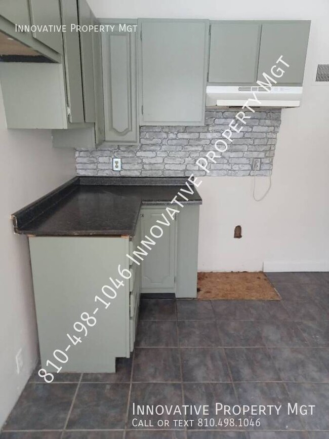 Building Photo - 2213 Savoy Ave