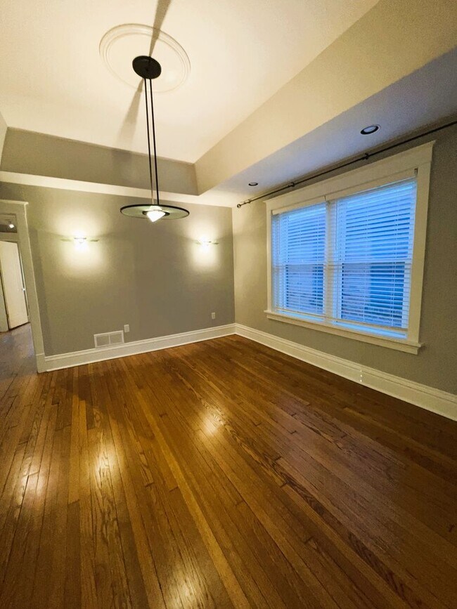 Building Photo - $2100 - AMAZING DESIGNED 2F UNIT LOCATED IN THE CWE!