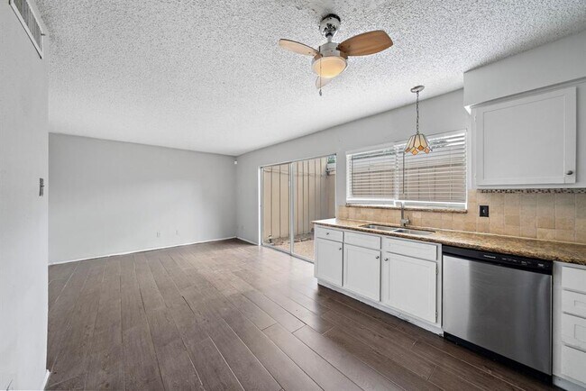 Building Photo - 2383 Crescent Park Dr