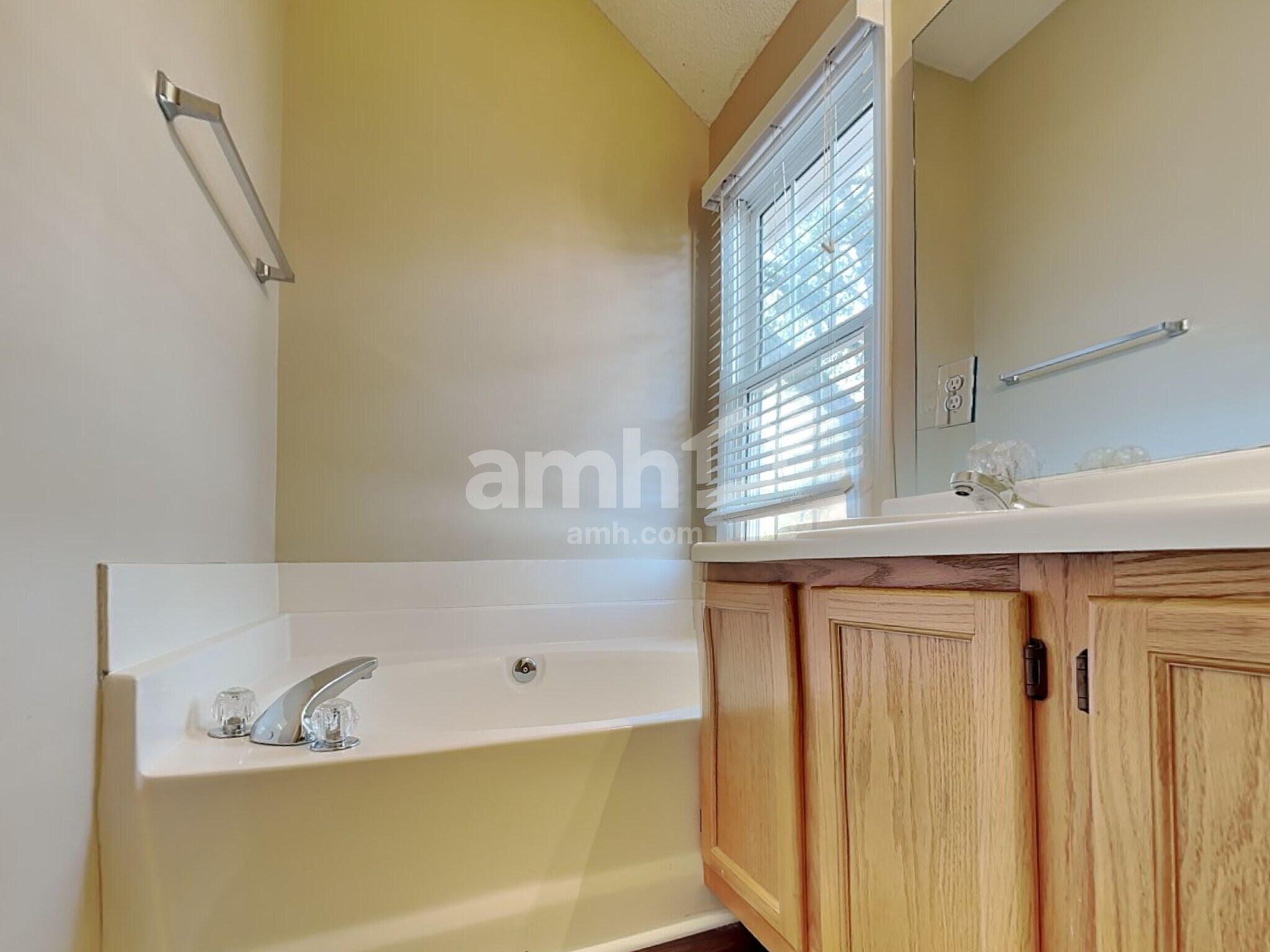 Building Photo - 537 Hanska Way