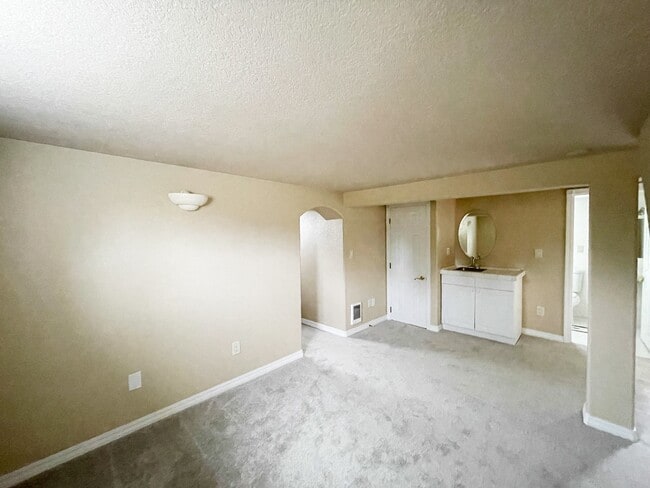 Building Photo - 9905 NE 46th Ct