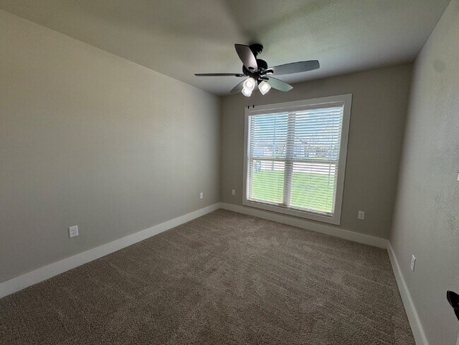 Building Photo - Charming 4-Bedroom Haven with 2 Full Baths...