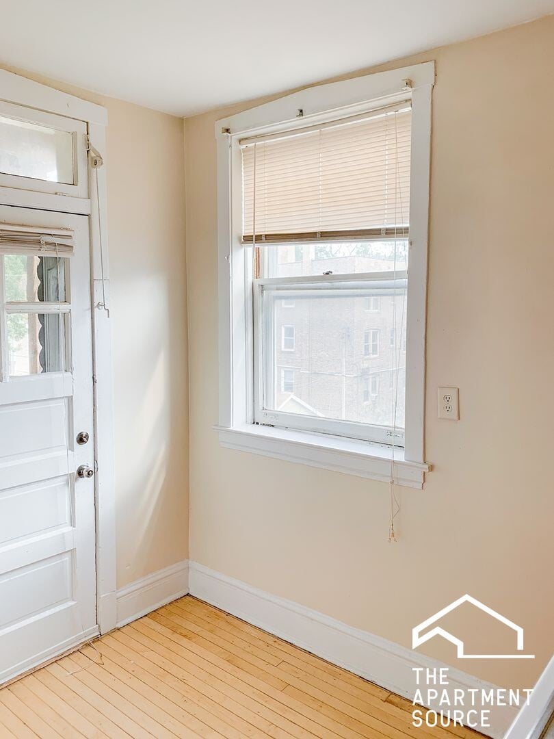 Building Photo - 5047 N Damen Ave