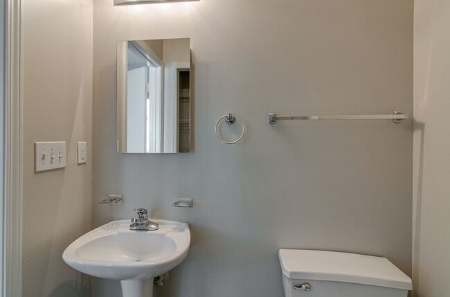 Building Photo - 1244 Parkway Pl