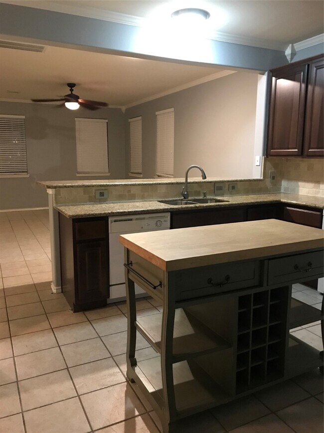 Building Photo - 1901 Kemah Village Dr