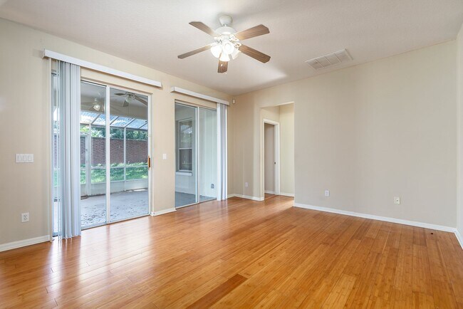 Building Photo - PRISTINE 3/2 one story home in Errol Estates!