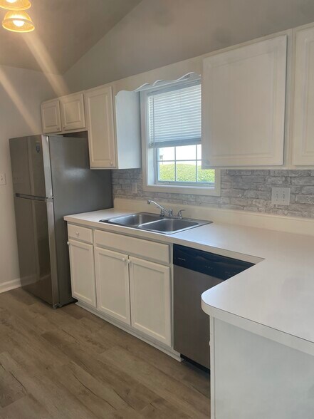 Kitchen - 1811 Barberry Dr