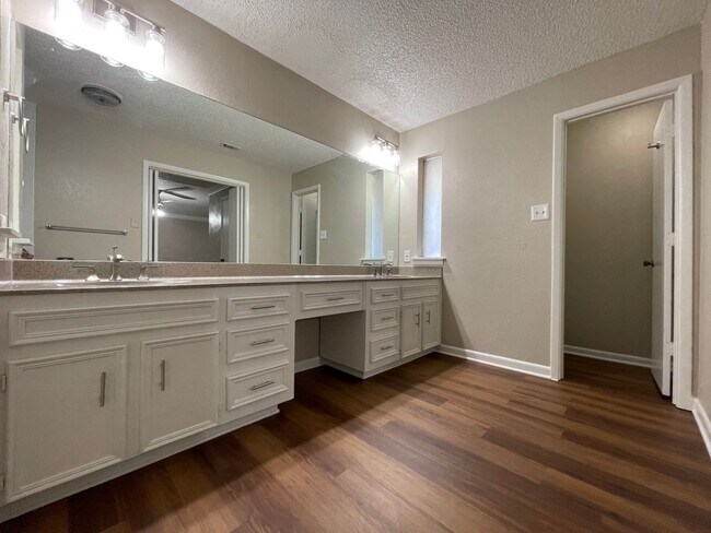 Building Photo - COMING SOON 3 BEDROOM 2.5 BATH SPACIOUS HO...