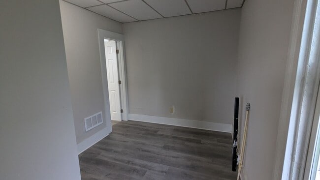 Building Photo - Charming 3-bedroom, 1.5-bathroom house loc...