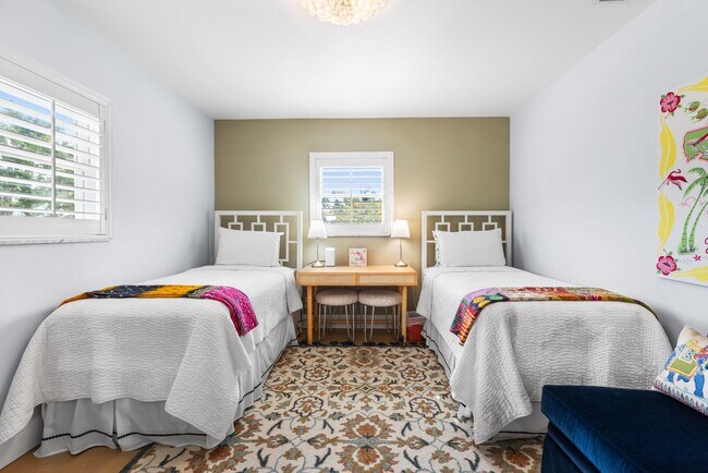 Building Photo - ** OLDE NAPLES ** 2 BED / 1 BATH - CONDO - TURNKEY - 3 BLOCKS FROM GULF - SEASONAL OR SHORT TERM