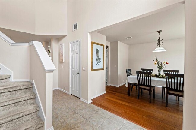 Building Photo - 525 Golden Creek Dr