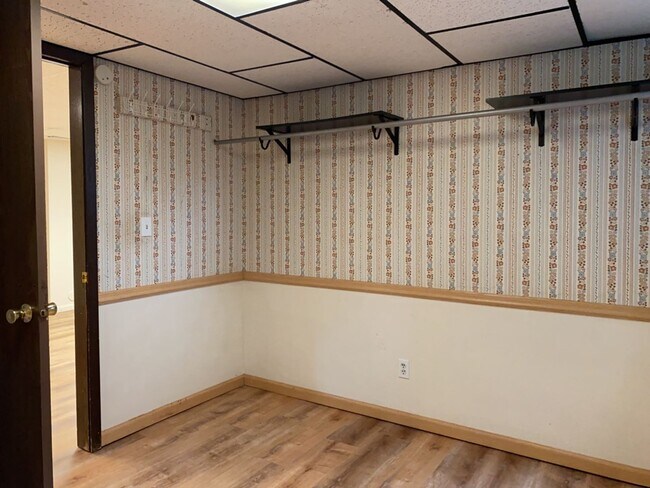 Building Photo - Spacious West-Side Tri-Level Home