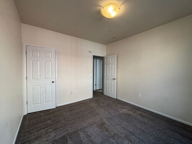 Building Photo - Large 3 bedroom condo with 2 bathrooms!