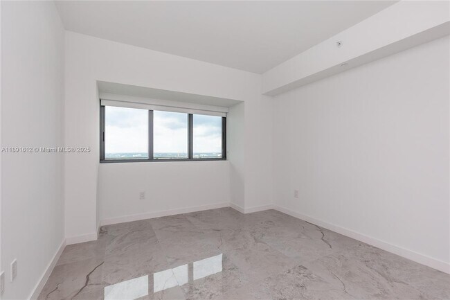 Building Photo - 650 NE 32nd St