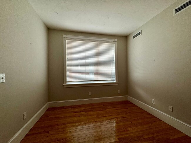 Building Photo - 1 Bed / 1 Bath 1st Floor Unit  (Downtown, ...