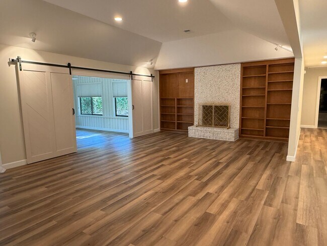 Building Photo - Stunning Remodeled One-Story Home - Port Royal Plantation