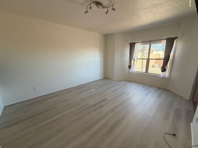 Building Photo - 3-Bedroom House!