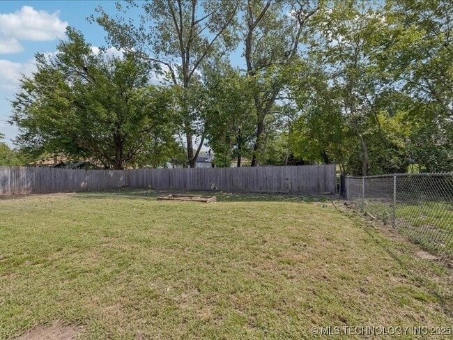 Building Photo - 3001 S Ash Ct