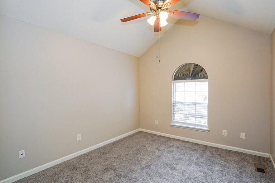 Building Photo - 2729 Riverbend Dr