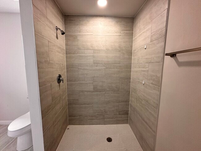 Building Photo - 129 NE 6th Ave