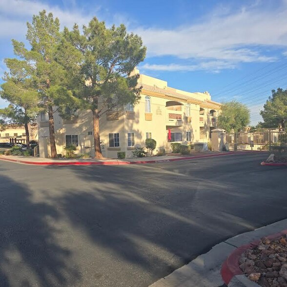 Building Photo - 7400 W Flamingo Rd