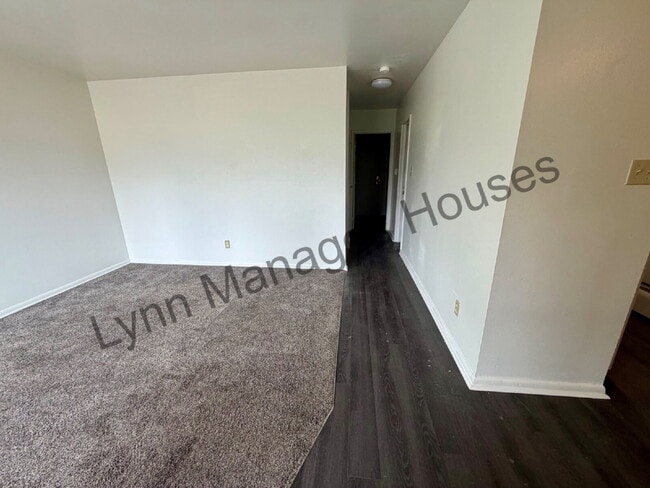 Building Photo - Main Level Three Bedroom Now Ready!